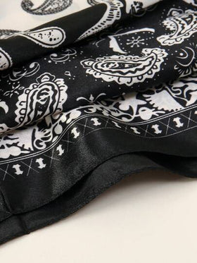 وشاح مربع كبير الحجم من الساتان بطبعة البيضاء والسوداء بطراز البيزلي، ناعم وحريري، يمكن استخدامه كعصابة للرأس أو وشاح للرقبة، مناسب للفساتين