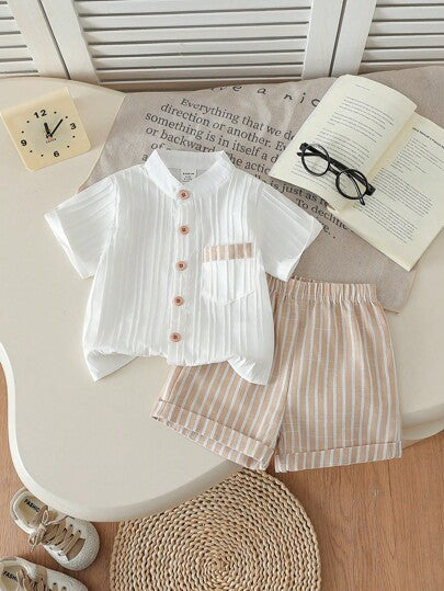 SHEIN Genkimix Kids 2 قطعة أوت فيت عيد الأم الأول للطفل - بلوزة أبيض مخطط بأكمام قصيرة مع طوق وجيب، مقترنة بشورت فضفاض بني
