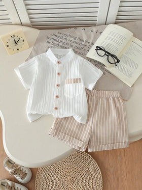 SHEIN Genkimix Kids 2 قطعة أوت فيت عيد الأم الأول للطفل - بلوزة أبيض مخطط بأكمام قصيرة مع طوق وجيب، مقترنة بشورت فضفاض بني