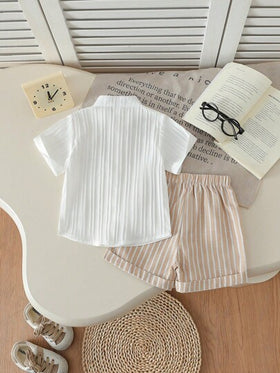 SHEIN Genkimix Kids 2 قطعة أوت فيت عيد الأم الأول للطفل - بلوزة أبيض مخطط بأكمام قصيرة مع طوق وجيب، مقترنة بشورت فضفاض بني