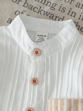 SHEIN Genkimix Kids 2 قطعة أوت فيت عيد الأم الأول للطفل - بلوزة أبيض مخطط بأكمام قصيرة مع طوق وجيب، مقترنة بشورت فضفاض بني