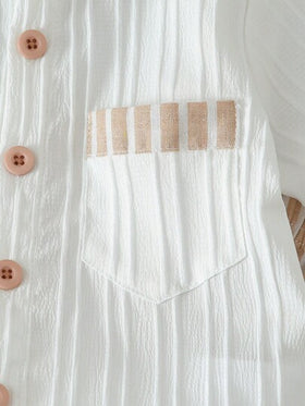SHEIN Genkimix Kids 2 قطعة أوت فيت عيد الأم الأول للطفل - بلوزة أبيض مخطط بأكمام قصيرة مع طوق وجيب، مقترنة بشورت فضفاض بني