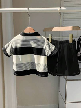 SHEIN مجموعة قميص بولو مخطط وشورت أبيض للأطفال الصبيان، مناسبة لحفلات عيد الميلاد والحفلات المسائية والزفاف وحفلات استقبال المولود الجديد وعيد الميلاد الأول وغيرها من المناسبات، مجموعة صيفية للأطفال الصبيان، قميص بولو مخطط وشورت للأطفال الصبيان باللونين ا
