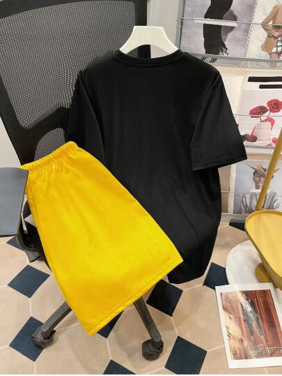 SHEIN طقم قصير الأكمام بياقة دائرية وشورت للأولاد المراهقين مطبوع عليهم دب، 2 قطعة