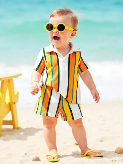 SHEIN Playful Pals مجموعة مكونة من قطعتين من ملابس الصيف للأطفال الذكور متناسقة الطراز بياقة بولو وخطوط متباينة وأكمام قصيرة، مناسبة للخروجات والحفلات والرياضة وارتداء المنزل، تضفي حيوية وشخصية