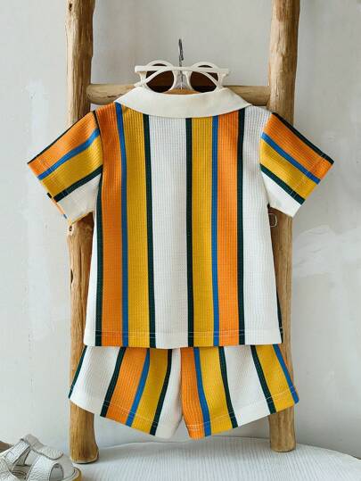 SHEIN Playful Pals مجموعة مكونة من قطعتين من ملابس الصيف للأطفال الذكور متناسقة الطراز بياقة بولو وخطوط متباينة وأكمام قصيرة، مناسبة للخروجات والحفلات والرياضة وارتداء المنزل، تضفي حيوية وشخصية