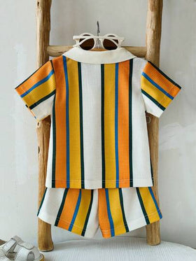 SHEIN Playful Pals مجموعة مكونة من قطعتين من ملابس الصيف للأطفال الذكور متناسقة الطراز بياقة بولو وخطوط متباينة وأكمام قصيرة، مناسبة للخروجات والحفلات والرياضة وارتداء المنزل، تضفي حيوية وشخصية