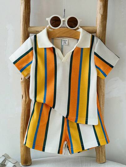 SHEIN Playful Pals مجموعة مكونة من قطعتين من ملابس الصيف للأطفال الذكور متناسقة الطراز بياقة بولو وخطوط متباينة وأكمام قصيرة، مناسبة للخروجات والحفلات والرياضة وارتداء المنزل، تضفي حيوية وشخصية