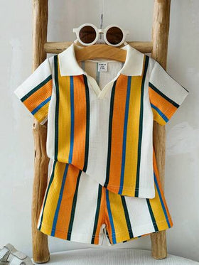 SHEIN Playful Pals مجموعة مكونة من قطعتين من ملابس الصيف للأطفال الذكور متناسقة الطراز بياقة بولو وخطوط متباينة وأكمام قصيرة، مناسبة للخروجات والحفلات والرياضة وارتداء المنزل، تضفي حيوية وشخصية