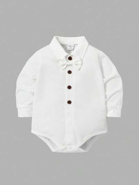 SHEIN 3 قطع طقم أكمام طويلة: قميص أبيض بأزرار أكمام طويلة، بناطيل بلكة بيضاء، وقبعة بارت رمادية. مناسب كطقم الأم في عيد الأم الأول للطفل. القميص له طوق مرتب بأزرار، والسترة الشبكية لها أشرطة قابلة للتعديل، والطقم مكتمل بقبعة بارت رمادية أنيقة.