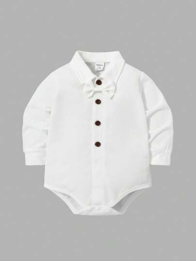 SHEIN 3 قطع طقم أكمام طويلة: قميص أبيض بأزرار أكمام طويلة، بناطيل بلكة بيضاء، وقبعة بارت رمادية. مناسب كطقم الأم في عيد الأم الأول للطفل. القميص له طوق مرتب بأزرار، والسترة الشبكية لها أشرطة قابلة للتعديل، والطقم مكتمل بقبعة بارت رمادية أنيقة.