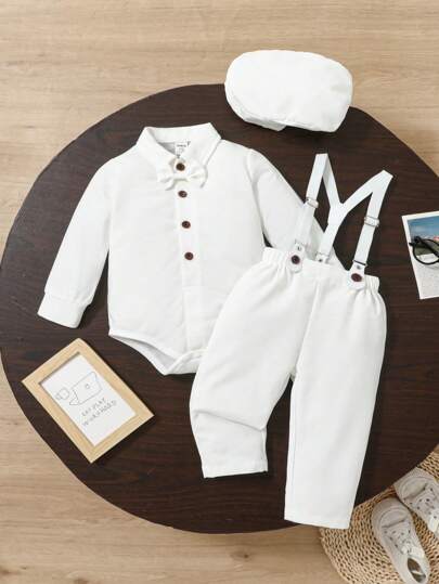 SHEIN 3 قطع طقم أكمام طويلة: قميص أبيض بأزرار أكمام طويلة، بناطيل بلكة بيضاء، وقبعة بارت رمادية. مناسب كطقم الأم في عيد الأم الأول للطفل. القميص له طوق مرتب بأزرار، والسترة الشبكية لها أشرطة قابلة للتعديل، والطقم مكتمل بقبعة بارت رمادية أنيقة.