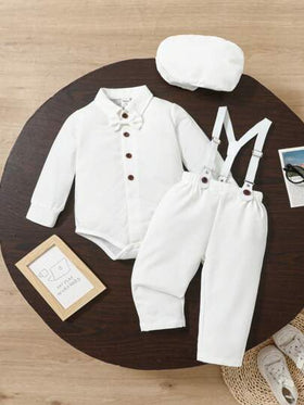 SHEIN 3 قطع طقم أكمام طويلة: قميص أبيض بأزرار أكمام طويلة، بناطيل بلكة بيضاء، وقبعة بارت رمادية. مناسب كطقم الأم في عيد الأم الأول للطفل. القميص له طوق مرتب بأزرار، والسترة الشبكية لها أشرطة قابلة للتعديل، والطقم مكتمل بقبعة بارت رمادية أنيقة.