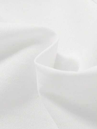 SHEIN 3 قطع طقم أكمام طويلة: قميص أبيض بأزرار أكمام طويلة، بناطيل بلكة بيضاء، وقبعة بارت رمادية. مناسب كطقم الأم في عيد الأم الأول للطفل. القميص له طوق مرتب بأزرار، والسترة الشبكية لها أشرطة قابلة للتعديل، والطقم مكتمل بقبعة بارت رمادية أنيقة.