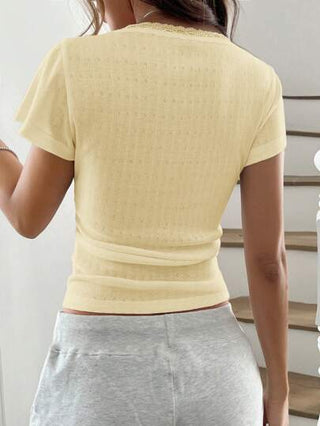 Chiquease ملابس علوية نسائية قصيرة الأكمام مزينة بالدانتيل، مطابقة جديدة لصيف، بياقة به 3 أزرار جزئية الأكمام، ذات قصة ضيقة