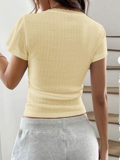Chiquease ملابس علوية نسائية قصيرة الأكمام مزينة بالدانتيل، مطابقة جديدة لصيف، بياقة به 3 أزرار جزئية الأكمام، ذات قصة ضيقة