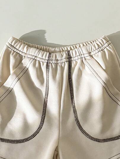 SHEIN مجموعة من قطعتين للأطفال الصغار، تتكون من تي شيرت بأكمام راجلان وطباعة حرف إنجليزي على الأمام بلون كاكي وذئب، وشورت بخصر مطاطي وجيوب بسحاب، مناسبة للخروجات والاستخدام اليومي والسفر، مناسبة لملابس الأطفال الصغار في الصيف
