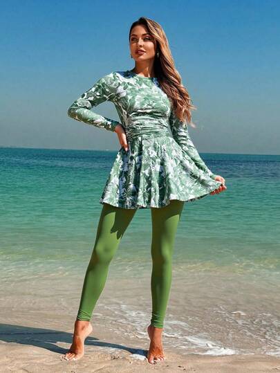 طقم تانكيني حريمي Swim Mulvari مجموعة من قطعتين من ملابس السباحة النسائية، تتكون من ملابس علوية كاملة الغطاء بأكمام طويلة وسراويل طويلة ذات لون أحادي، مزينة بطبعات زهرية