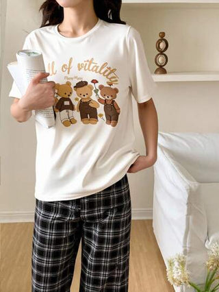 بيجاما Genkimix Kids مجموعة قميص كاجوال نصفى الكم بياقة مستديرة بتصميم دب بنى كيوت بالإضافة إلى بنطلون فضفاض برسومات مربعات سوداء وبيضاء مصنوع من قماش مخرز ناعم، بيجاما من مواد حرير الحليب لفتيات قبل المراهقة