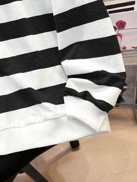 SHEIN بلوزة رياضية بياقة طاقم مريحة وفضفاضة للمراهقين الذكور، مزينة بطباعة شريطية وشعار، مناسبة للخروج والارتداء في الجامعة، قميص ثقيل شتوي بأكمام طويلة بتصميم الشارع باللونين الأسود والأبيض