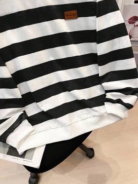 SHEIN بلوزة رياضية بياقة طاقم مريحة وفضفاضة للمراهقين الذكور، مزينة بطباعة شريطية وشعار، مناسبة للخروج والارتداء في الجامعة، قميص ثقيل شتوي بأكمام طويلة بتصميم الشارع باللونين الأسود والأبيض