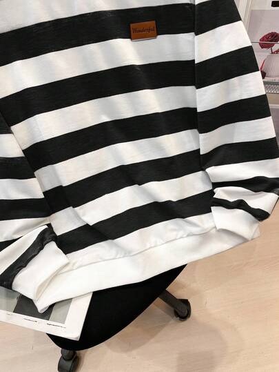 SHEIN بلوزة رياضية بياقة طاقم مريحة وفضفاضة للمراهقين الذكور، مزينة بطباعة شريطية وشعار، مناسبة للخروج والارتداء في الجامعة، قميص ثقيل شتوي بأكمام طويلة بتصميم الشارع باللونين الأسود والأبيض
