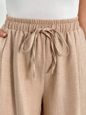 SHEIN Essnce شورت نسائي كاجوال فضفاض وناعم للربيع والصيف، خصر مطاطي، لون كاكي، طراز بسيط، مناسب للخروج، بنطلون فضفاض، طراز أوروبي صيفي، للمطار، طراز بوهيمي، للعطلات، طراز المال القديم، شورت مريح، شورت متدفق، شورت برمودا