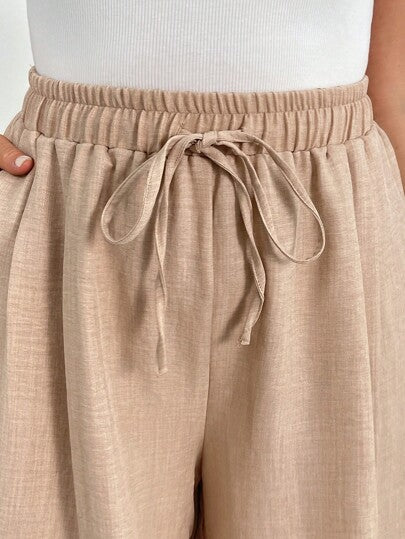 SHEIN Essnce شورت نسائي كاجوال فضفاض وناعم للربيع والصيف، خصر مطاطي، لون كاكي، طراز بسيط، مناسب للخروج، بنطلون فضفاض، طراز أوروبي صيفي، للمطار، طراز بوهيمي، للعطلات، طراز المال القديم، شورت مريح، شورت متدفق، شورت برمودا