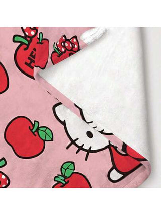 Sanrio بطانية رقمية مطبوعة بتصميم كارتوني لهلو كيتي مصنوعة من الفلانيل. هذه البطانية الدافئة لا تحافظ على دفئك فحسب، بل تناسب أيضًا ديكورات المنزل المختلفة. ويمكن أن تكون خياراً رائعًا لغرفة معيشتك أو غرفة نومك.