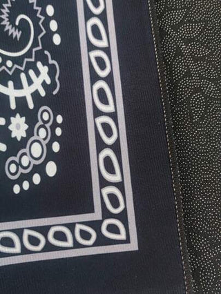 قطعة واحدة من السجاد الكبير ذو الأسود للغرفة المعيشية، من النمط الحديث والبسيط بوزن 800جرام/م2 وسمك 5مم، لمسة ناعمة ومريحة، مقاوم للانزلاق، سجاد مناسب للردهة والغرفة والمطبخ والمكتب وديكور الباب والاحتفالات