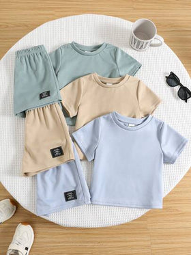 SHEIN 6 قطع مجموعة قميص كم قصير مطبوع بالأحرف وشورت خصر مطاطي للأولاد/البنات، لون أساسي جميل، ملابس ربيعية وصيفية