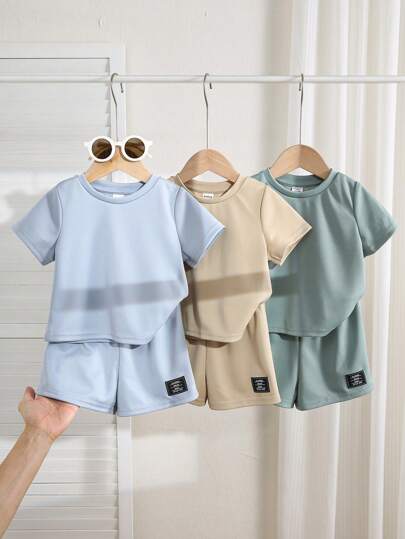 SHEIN 6 قطع مجموعة قميص كم قصير مطبوع بالأحرف وشورت خصر مطاطي للأولاد/البنات، لون أساسي جميل، ملابس ربيعية وصيفية