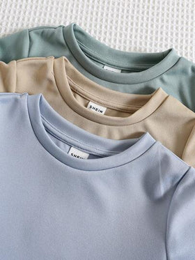 SHEIN 6 قطع مجموعة قميص كم قصير مطبوع بالأحرف وشورت خصر مطاطي للأولاد/البنات، لون أساسي جميل، ملابس ربيعية وصيفية