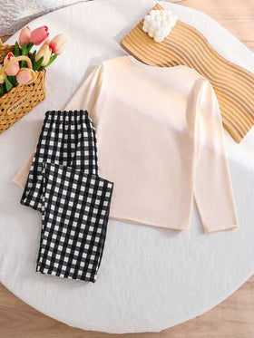 SHEIN Genkimix Kids طقم بيجامات فتاة من قطعتين يتكون من ملابس علوية كارتونية طويلة الأكمام مطبوعة بالفراشات والفيونكة، وبنطلون طويل