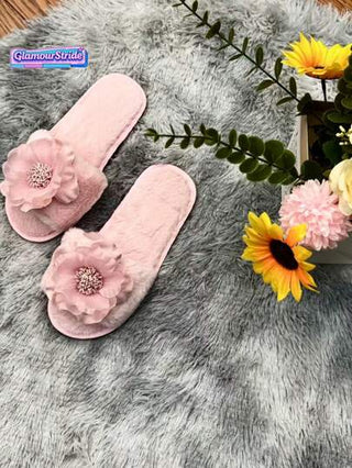 نعال منزلية نسائية مريحة للاستخدام المنزلي مصممة بزخارف زهرية فاخرة من نوع السليبرز، مزودة بنعل مطاطي مضاد للانزلاق من نوعية TPR ، إن كانت ذات تكلفة أعلى قليلًا لكن متينة، ونسخ متوفرة بنعل أرخص من الفوم في متاجر أخرى