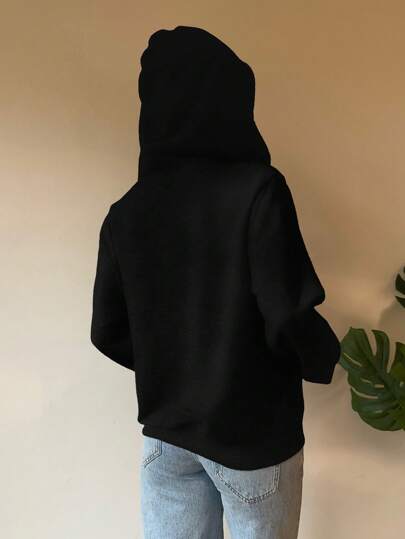 EZwear بلوزة هودي ذات نقشة فارس أسود مصنوعة من الأقمشة المحبوكة