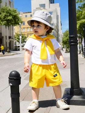 SHEIN Playful Pals طقم بنطلون قصير وتوب أزرق داكن للأطفال والأولاد الصغار، تصميم مزين بالكيب الأزرق، توب أكمام قصيرة أبيض مع شورت أزرق داكن، ملائم لارتداء اليومي في الصيف