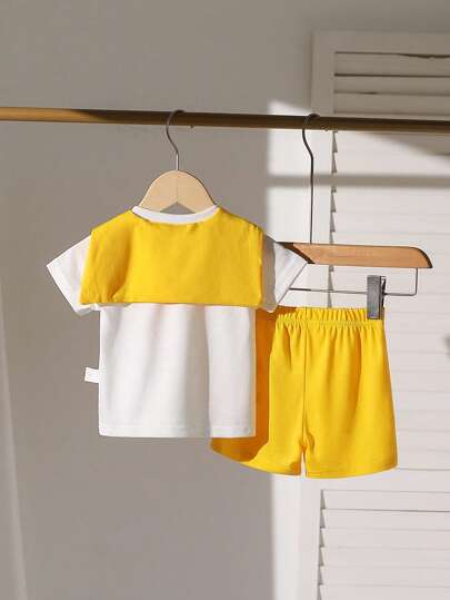 SHEIN Playful Pals طقم بنطلون قصير وتوب أزرق داكن للأطفال والأولاد الصغار، تصميم مزين بالكيب الأزرق، توب أكمام قصيرة أبيض مع شورت أزرق داكن، ملائم لارتداء اليومي في الصيف