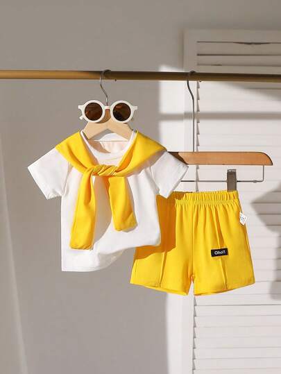 SHEIN Playful Pals طقم بنطلون قصير وتوب أزرق داكن للأطفال والأولاد الصغار، تصميم مزين بالكيب الأزرق، توب أكمام قصيرة أبيض مع شورت أزرق داكن، ملائم لارتداء اليومي في الصيف