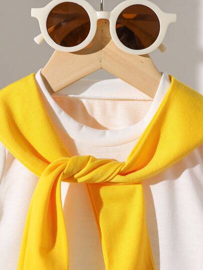 SHEIN Playful Pals طقم بنطلون قصير وتوب أزرق داكن للأطفال والأولاد الصغار، تصميم مزين بالكيب الأزرق، توب أكمام قصيرة أبيض مع شورت أزرق داكن، ملائم لارتداء اليومي في الصيف
