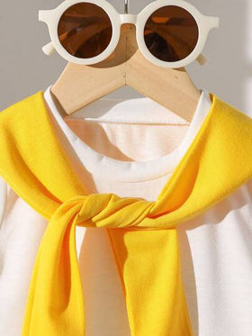SHEIN Playful Pals طقم بنطلون قصير وتوب أزرق داكن للأطفال والأولاد الصغار، تصميم مزين بالكيب الأزرق، توب أكمام قصيرة أبيض مع شورت أزرق داكن، ملائم لارتداء اليومي في الصيف