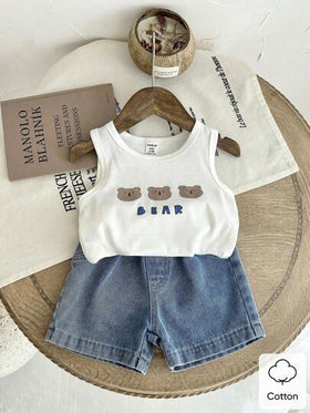 SHEIN Vintaside Kids مجموعة مكونة من قطعتين للأولاد الصغار في الصيف، ملابس علوية أبيض مع طباعة الدب مع شورت جينز ، تصميم بسيط وأنيق، مريح وملائم للخروجات والارتداء اليومي في المنزل، متعدد الاستخدامات في مختلف المناسبات