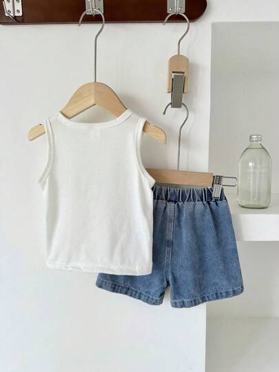 SHEIN Vintaside Kids مجموعة مكونة من قطعتين للأولاد الصغار في الصيف، ملابس علوية أبيض مع طباعة الدب مع شورت جينز ، تصميم بسيط وأنيق، مريح وملائم للخروجات والارتداء اليومي في المنزل، متعدد الاستخدامات في مختلف المناسبات