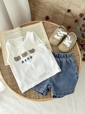 SHEIN Vintaside Kids مجموعة مكونة من قطعتين للأولاد الصغار في الصيف، ملابس علوية أبيض مع طباعة الدب مع شورت جينز ، تصميم بسيط وأنيق، مريح وملائم للخروجات والارتداء اليومي في المنزل، متعدد الاستخدامات في مختلف المناسبات