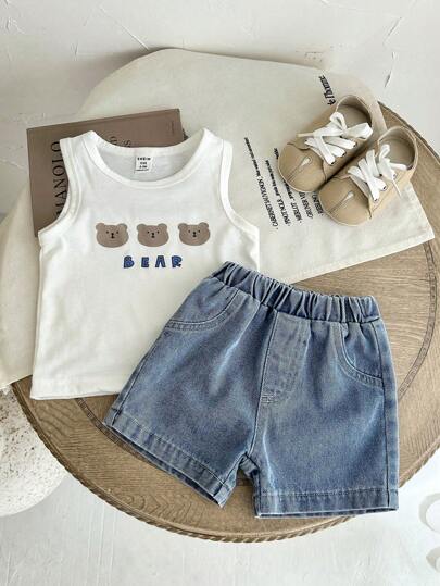 SHEIN Vintaside Kids مجموعة مكونة من قطعتين للأولاد الصغار في الصيف، ملابس علوية أبيض مع طباعة الدب مع شورت جينز ، تصميم بسيط وأنيق، مريح وملائم للخروجات والارتداء اليومي في المنزل، متعدد الاستخدامات في مختلف المناسبات