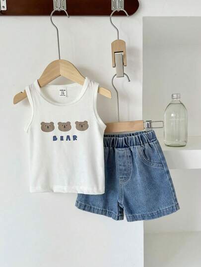 SHEIN Vintaside Kids مجموعة مكونة من قطعتين للأولاد الصغار في الصيف، ملابس علوية أبيض مع طباعة الدب مع شورت جينز ، تصميم بسيط وأنيق، مريح وملائم للخروجات والارتداء اليومي في المنزل، متعدد الاستخدامات في مختلف المناسبات