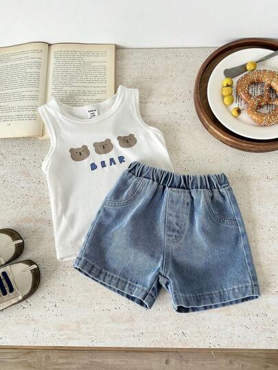 SHEIN Vintaside Kids مجموعة مكونة من قطعتين للأولاد الصغار في الصيف، ملابس علوية أبيض مع طباعة الدب مع شورت جينز ، تصميم بسيط وأنيق، مريح وملائم للخروجات والارتداء اليومي في المنزل، متعدد الاستخدامات في مختلف المناسبات