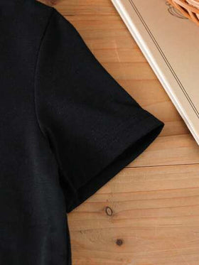SHEIN تي شيرت أسود قصير الأكمام برقبة دائرية بطباعة جرافيك على شكل دراجة نارية للأطفال الصغار
