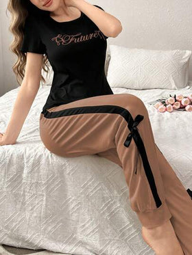 SHEIN طقم بيجاما مكون من توب بأكمام قصيرة مخرم بطباعة ألوان متباينة ، مقترن مع بنطلون طويل مزين بفيونكة بألوان متباينة