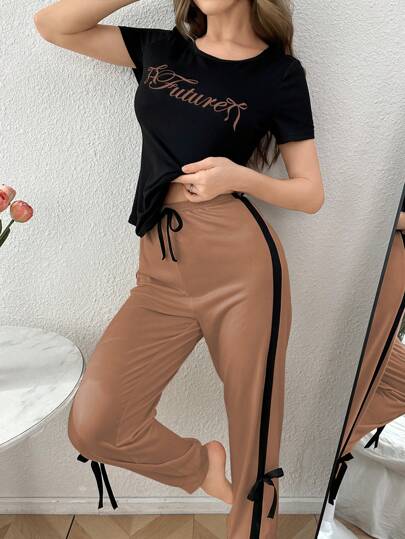 SHEIN طقم بيجاما مكون من توب بأكمام قصيرة مخرم بطباعة ألوان متباينة ، مقترن مع بنطلون طويل مزين بفيونكة بألوان متباينة